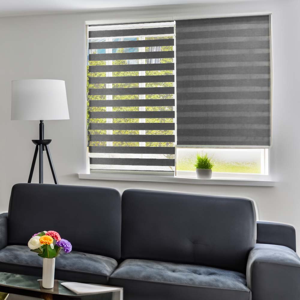 Rèm cầu vồng Sohome RCVM-01-01 khi được lắp đặt trong phòng khách